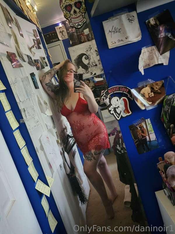 Red, lacey and easy access😉😘