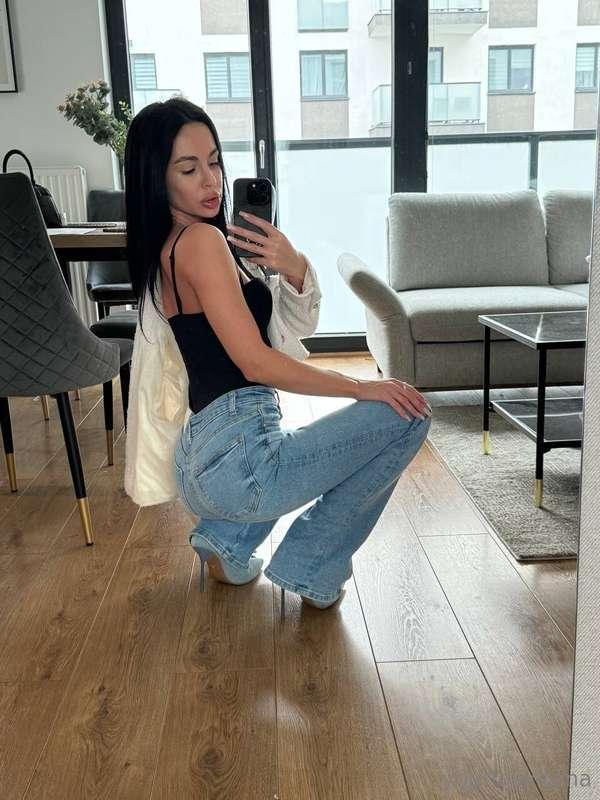 Heels and jeans - this is the autumn vibe of a good walk😍