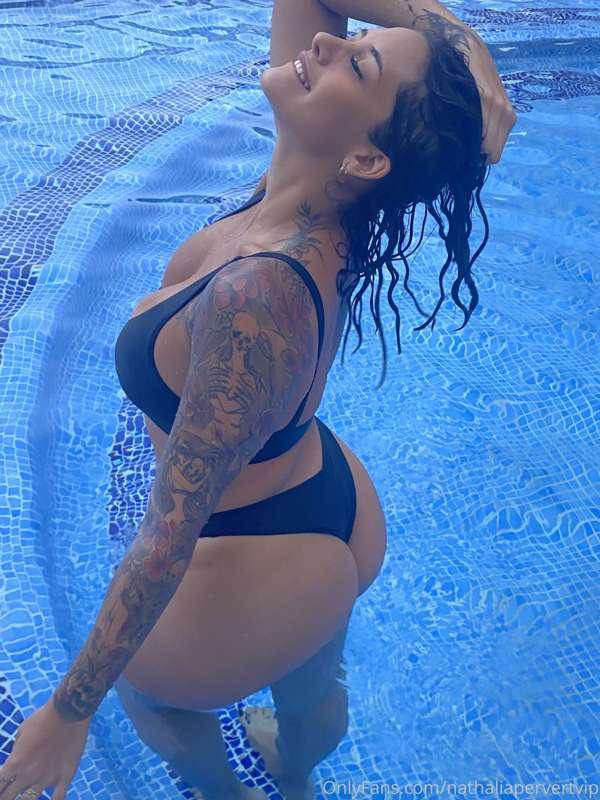 They say black makes me look sexy 😍 Would you join me? Let's..