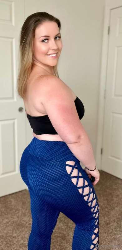 Naughty thoughts deserve naughty DMs 😏🍑