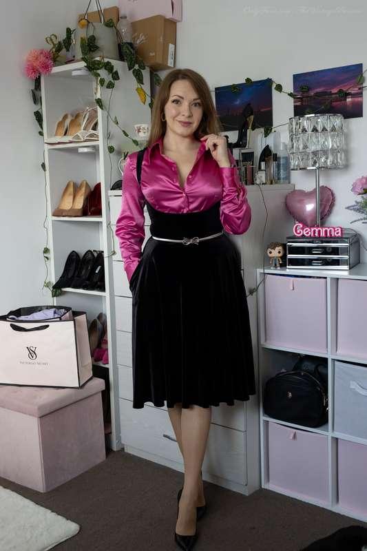 Happy Monday all ☺️ satin and velvet goes so well together d..