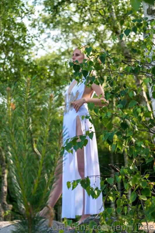 Outdoor session. unlock to see the entire set with full nudi..