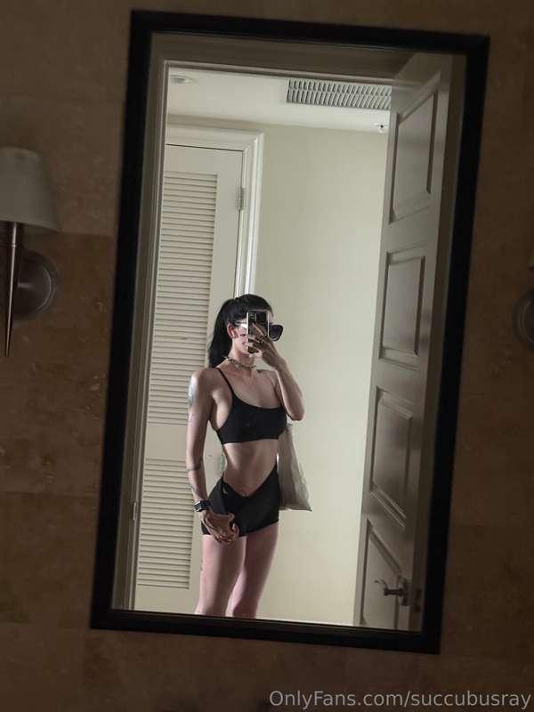 ngl half the workout is just taking mirror pics in this fit