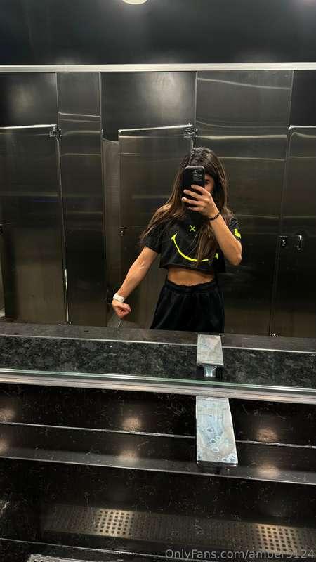 Came for the selfie, stayed for the outfit check. 🤭
