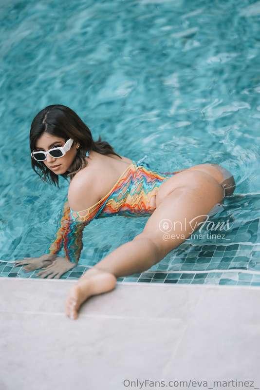 **In the pool I always get very horny🥵 Want to see? I'll wai..