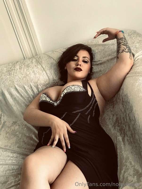 Are you ready to go crazy with this curvy latina?💋
