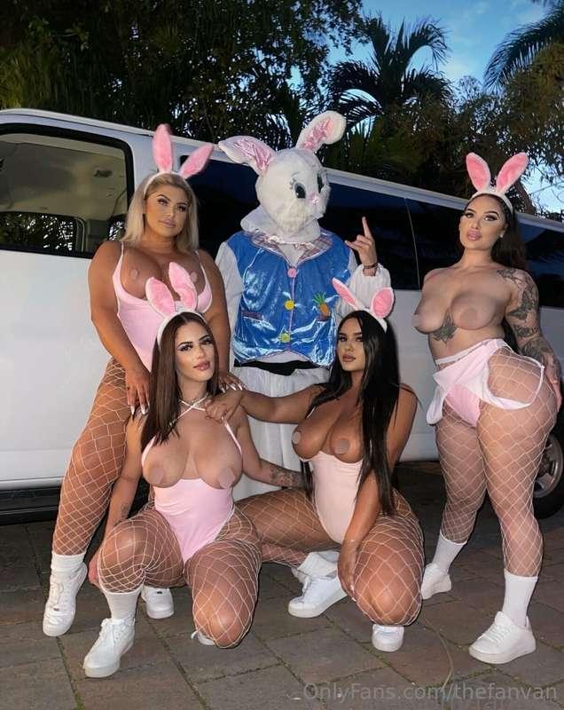 BUNNY GIRL ORGY 🐰 🍆 4 baddies vs one huge cock! IDK how we e..