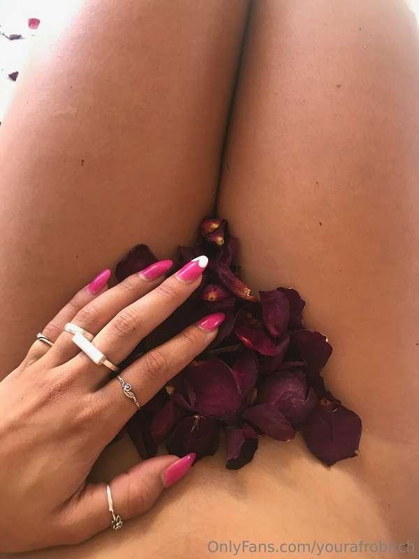 My nails go with my flower 🌸