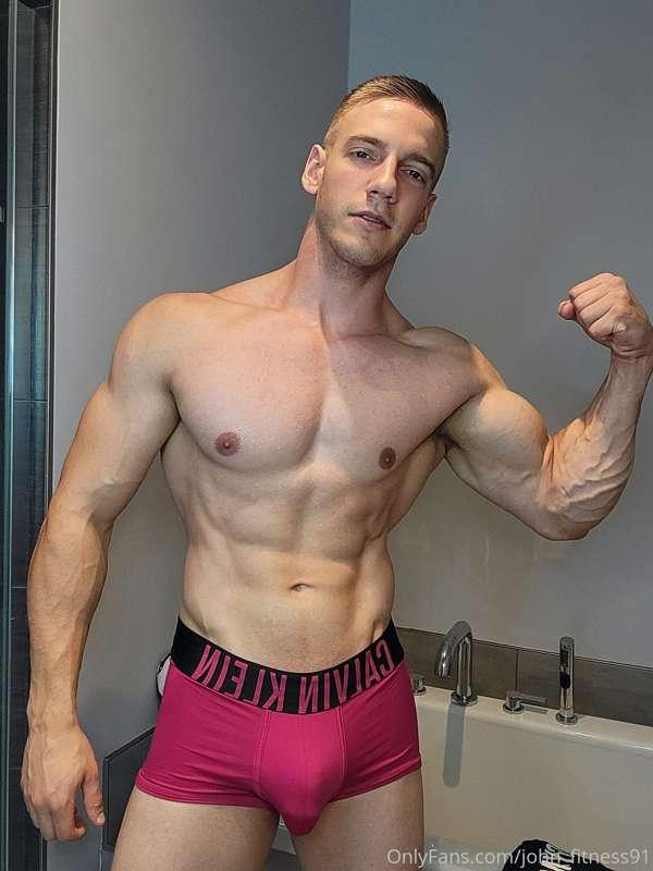 What about a new pic set of me flexing 💪 completely naked 😈🔥