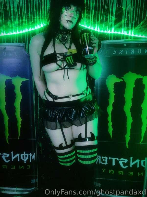 Energy drinks taste good but I bet you taste better💚😍