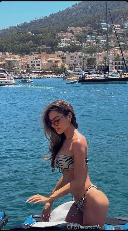 need someone to go skinny dipping with me 😈 DM me if you'd l..