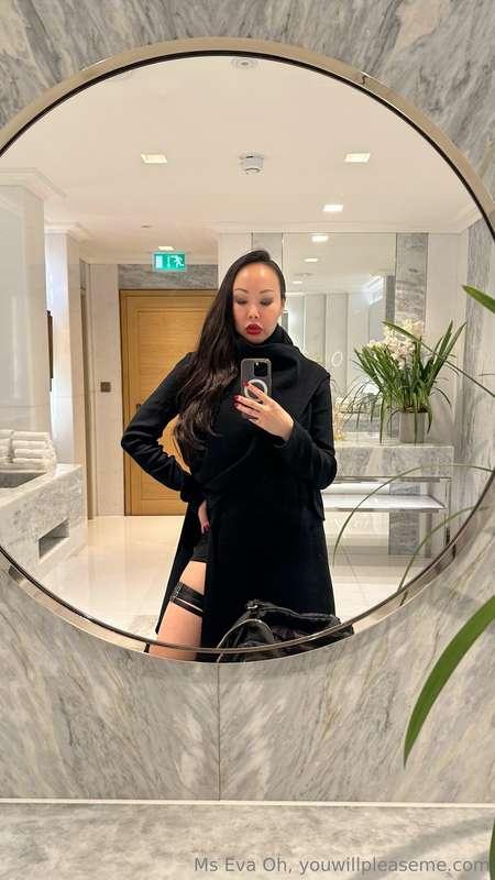 This mirror is getting an exclusive view right now, don't yo..