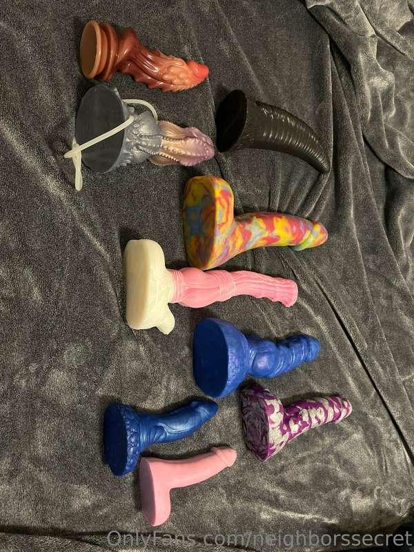 Stretch my pussy or play with my clit? What makes you hard?