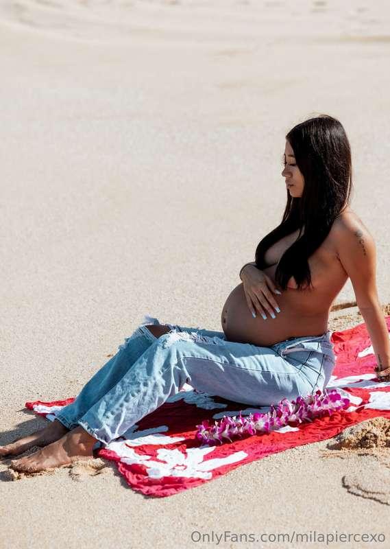 Pregnant pro nude photo shoot 🤭💦  Tip $12 for 2 topless pics..