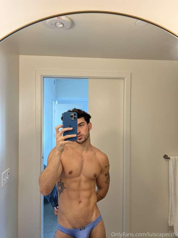 some **bulge** to get you through this monday🍆👀 (if you want..