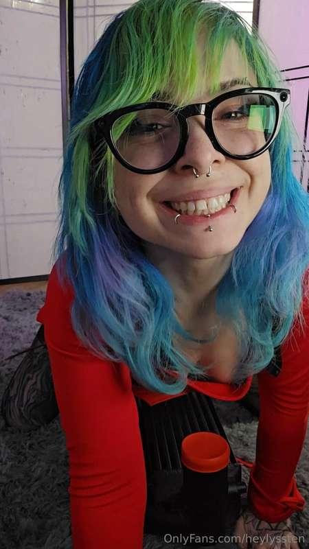 red really brings out my cleavage, don't ya think? 😏