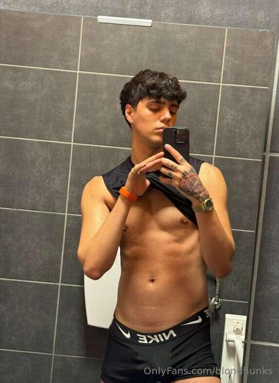 blondhunks image #1