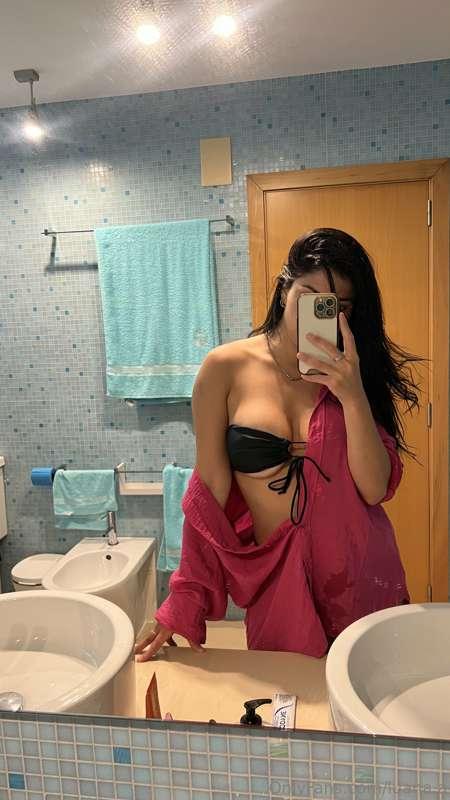 What do you love more, the pool or the sea? 🏖️💦 Personally, ..