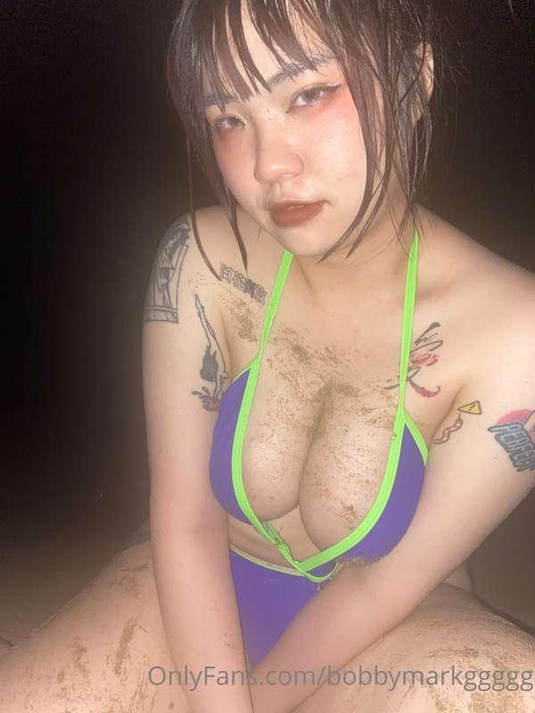 深夜在海邊玩沙，弄的我全身都髒了