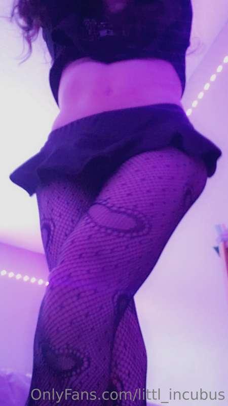 New skirt and cute fishnets >;3

For any new or curious I of..