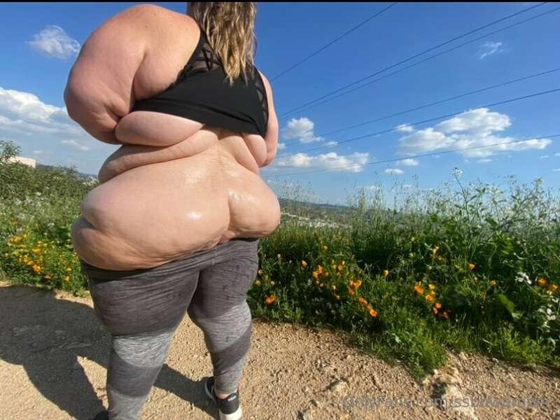 Who doesn’t love hikes 🥰🍑