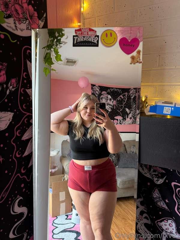too much cellulite to be your girlfriend? 🍓