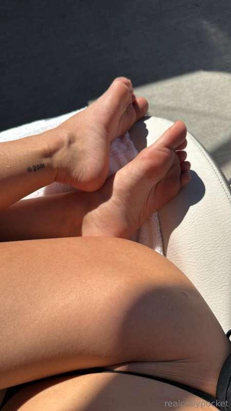 sunning the dawgs 🐶