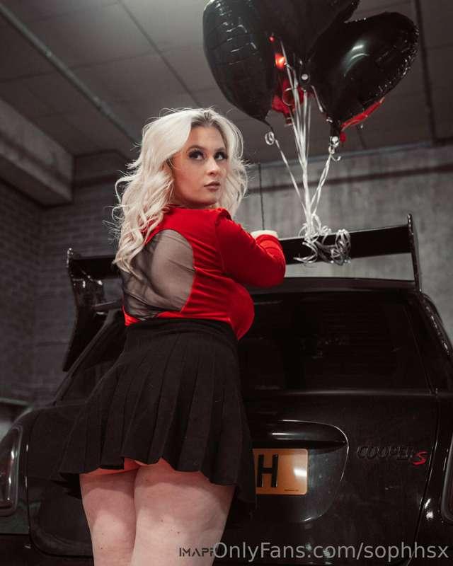 What’s under my skirt 👀