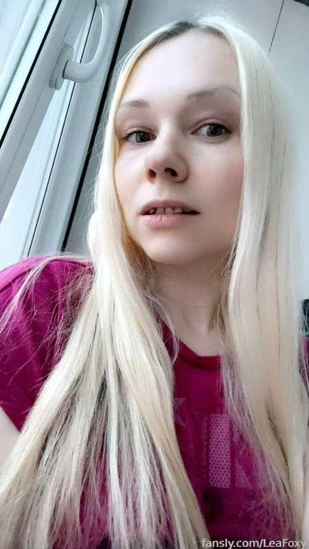 Morning selfies with a twist 👀

#girlnextdoor #virtualgirlfriend #gfe #pale #petitebody #nextdoor #selfie #babyface #natural #perkytits 