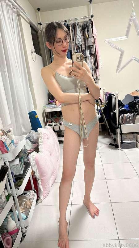 Daddy,Do you like that little cutie in my panties？
表哥！喜欢我内裤里的小可爱吗？