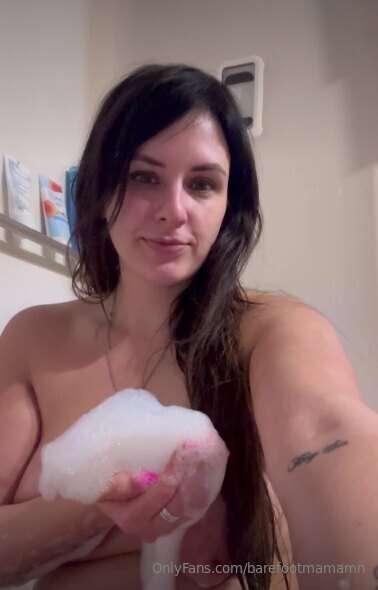 I bet you want to see why milfs love bath? 👀