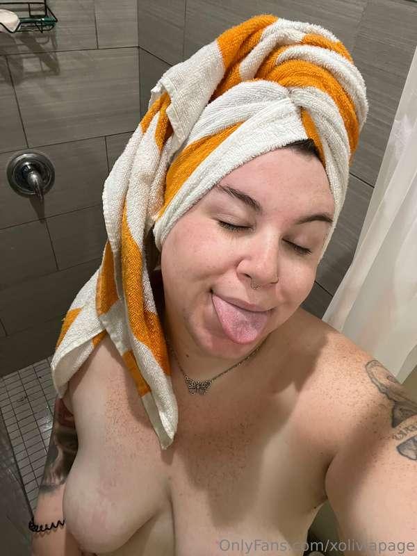 Thinking about sucking off some sexy man in this shower hous..
