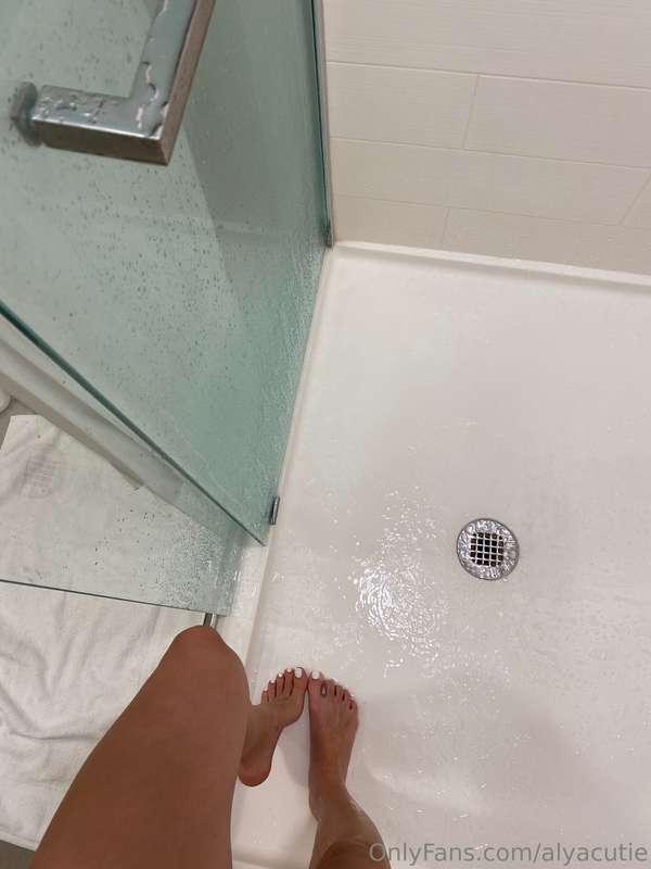 come take a shower with my little feet