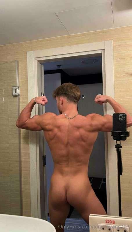 I could pose at a bodybuilding competition💪, but I prefer to..