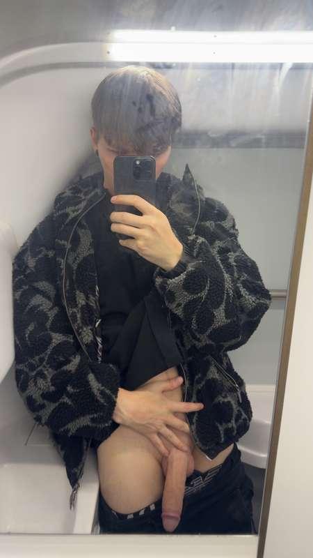 I’m walking around with this in my pants 😈