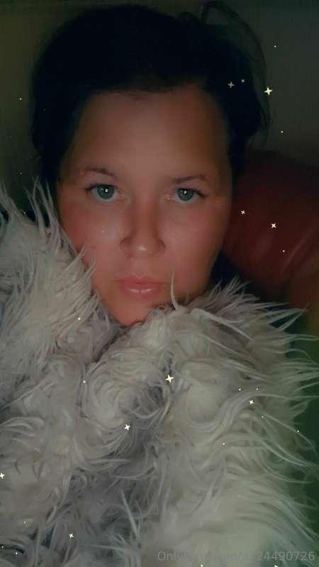 Someone want to cuddle me and keep me warm baby xx