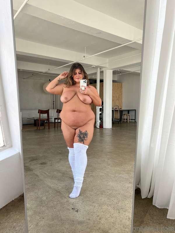 online and ready to chat… who’s in? 💬💋