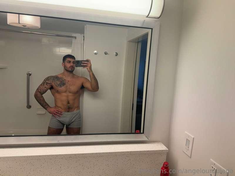 If you want me to post nude photos for free, leave a 5 tips ..