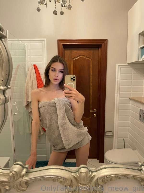 😋hello my lovelies! 🤔😉 how do you feel about sharing a showe..