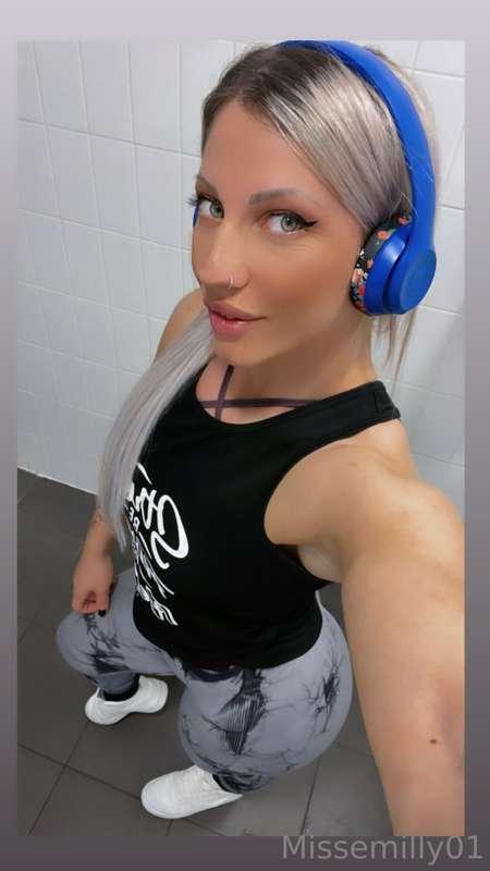 Upper day training 💪💪💪for more subscribe to @missemilly01 🥵🥵..