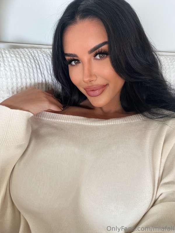 Blushing? Or just thinking about what’s under this 💋