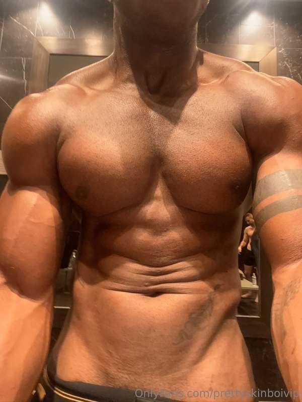 Who’s ready to worship this body tonight? 😏