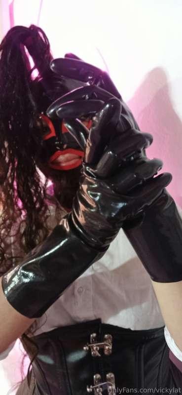 🌹Ready for play, gloves help keep my skin safe 