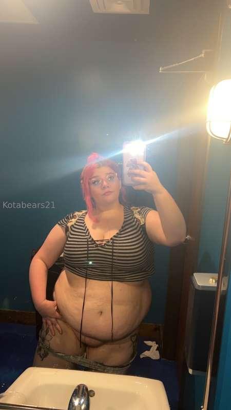 sneak into the bathroom at the bar and eat my pussy??