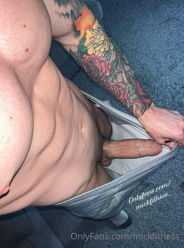 Sneek peak down my grey joggers 👀