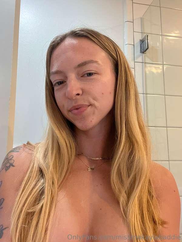 Had a fun time at the beach ☀️ now it’s shower time, join me..