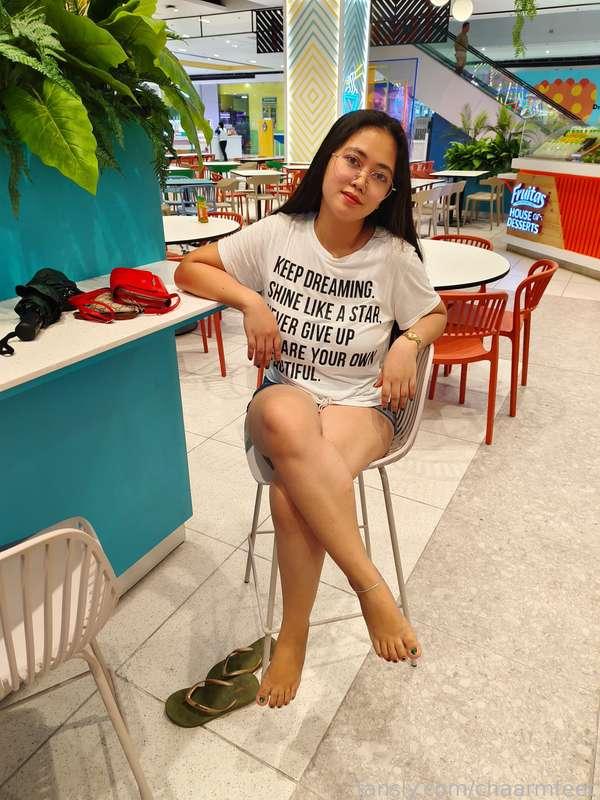 Soles show in mall food court #feet #soles #asianfeet #asiansoles