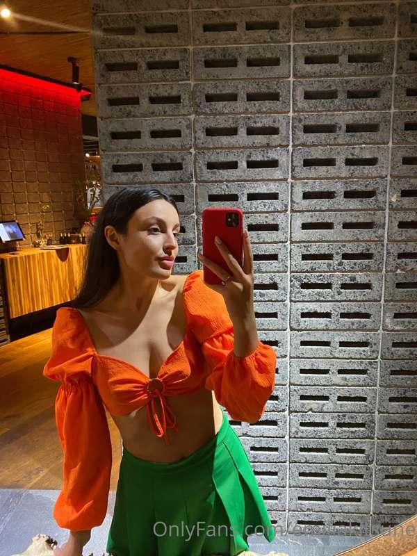 Is this outfit too colourful?  😌🍍