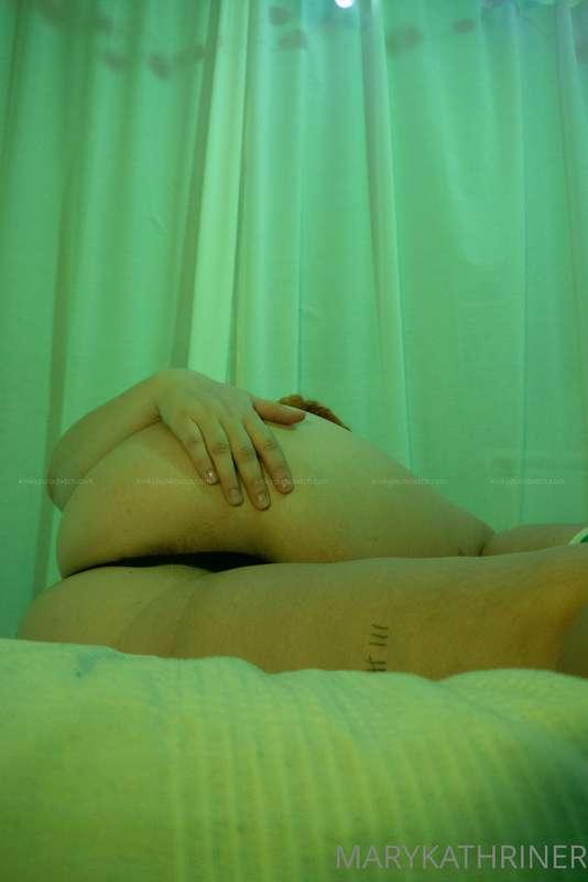 Watch me laying in bed with my ass and pussy directly in fro..