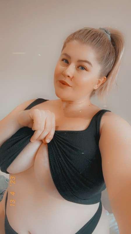 **Who wants to play with this mama** <3